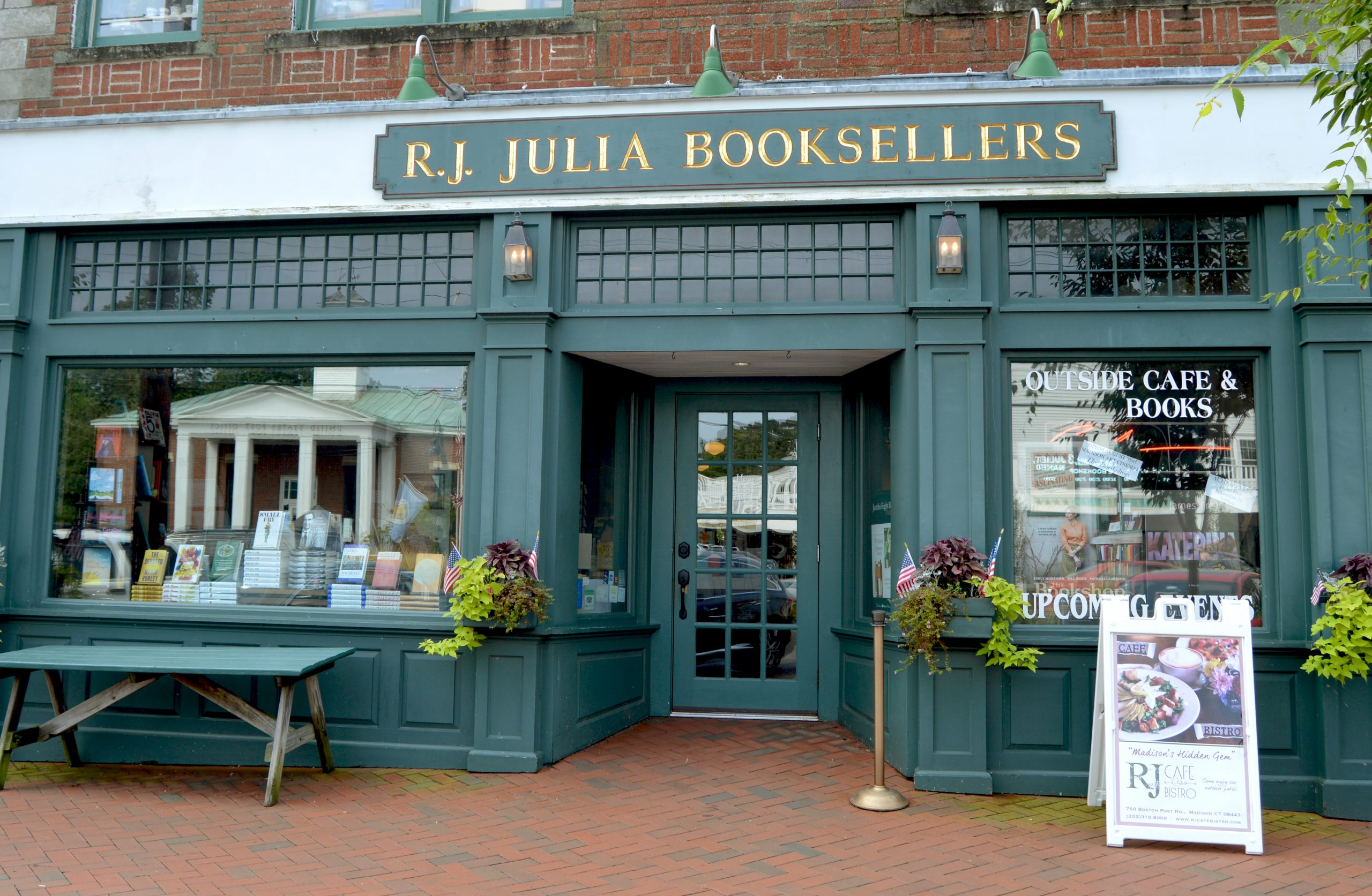 New independent book stores have been opening around CT